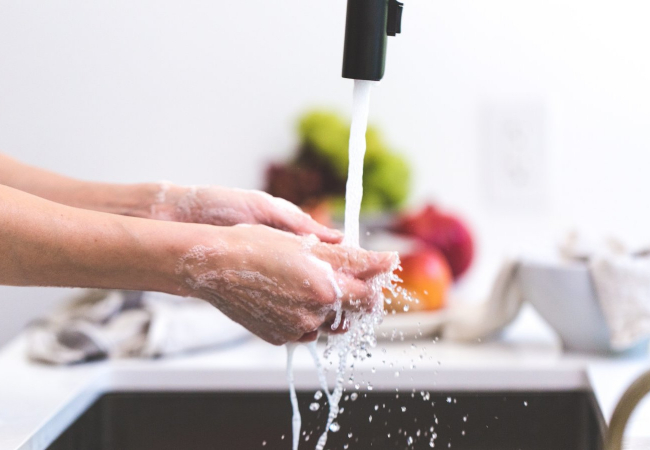 wash hands to stay healthy while traveling